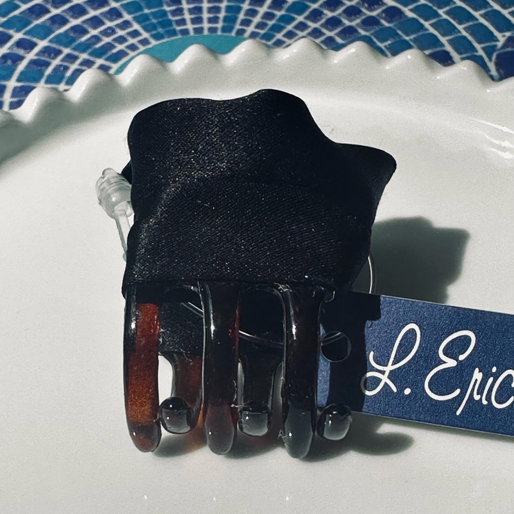 🧚🏻‍♀️ L. ERICKSON USA
TINY COVERED JAW -
SILK CHARMEUSE BLACK